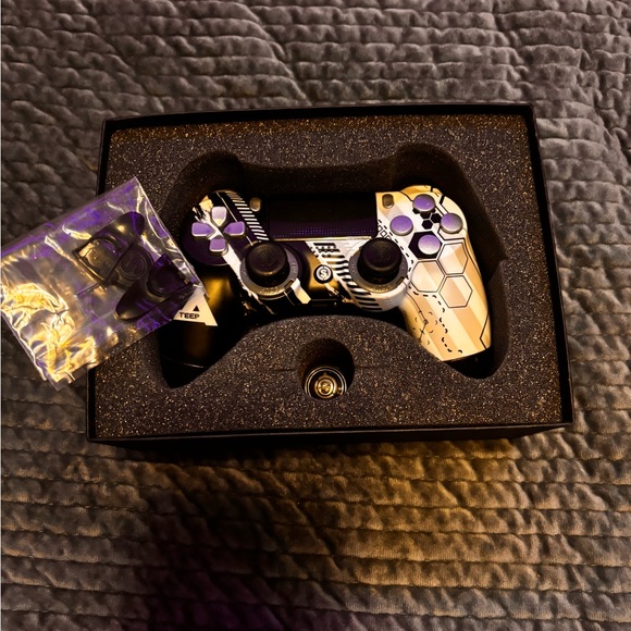 Black Controller - Picture 2 of 4